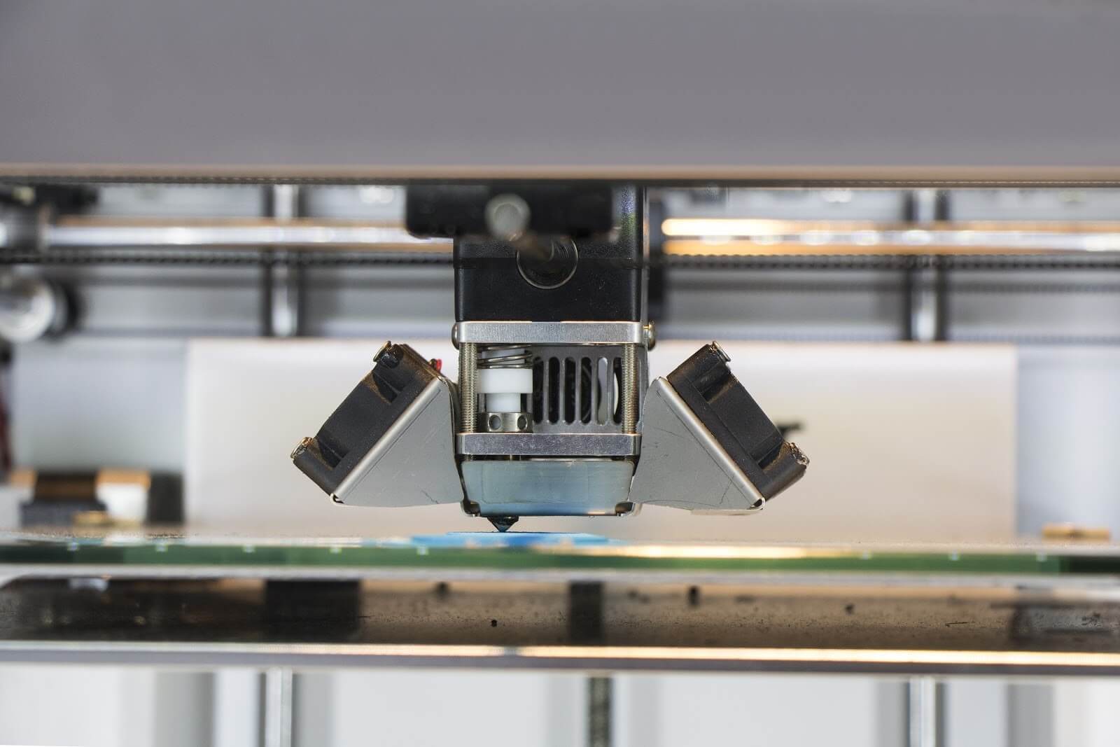 Extruder: essential part of a 3D Printer - 3D ExtruDer Depositing Plastic Filament 3D Printing Platform