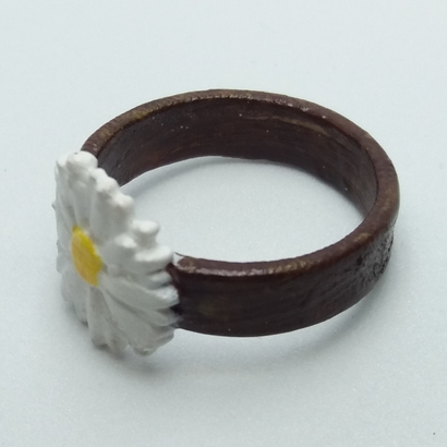 Ring with embossed and overflowing daisy